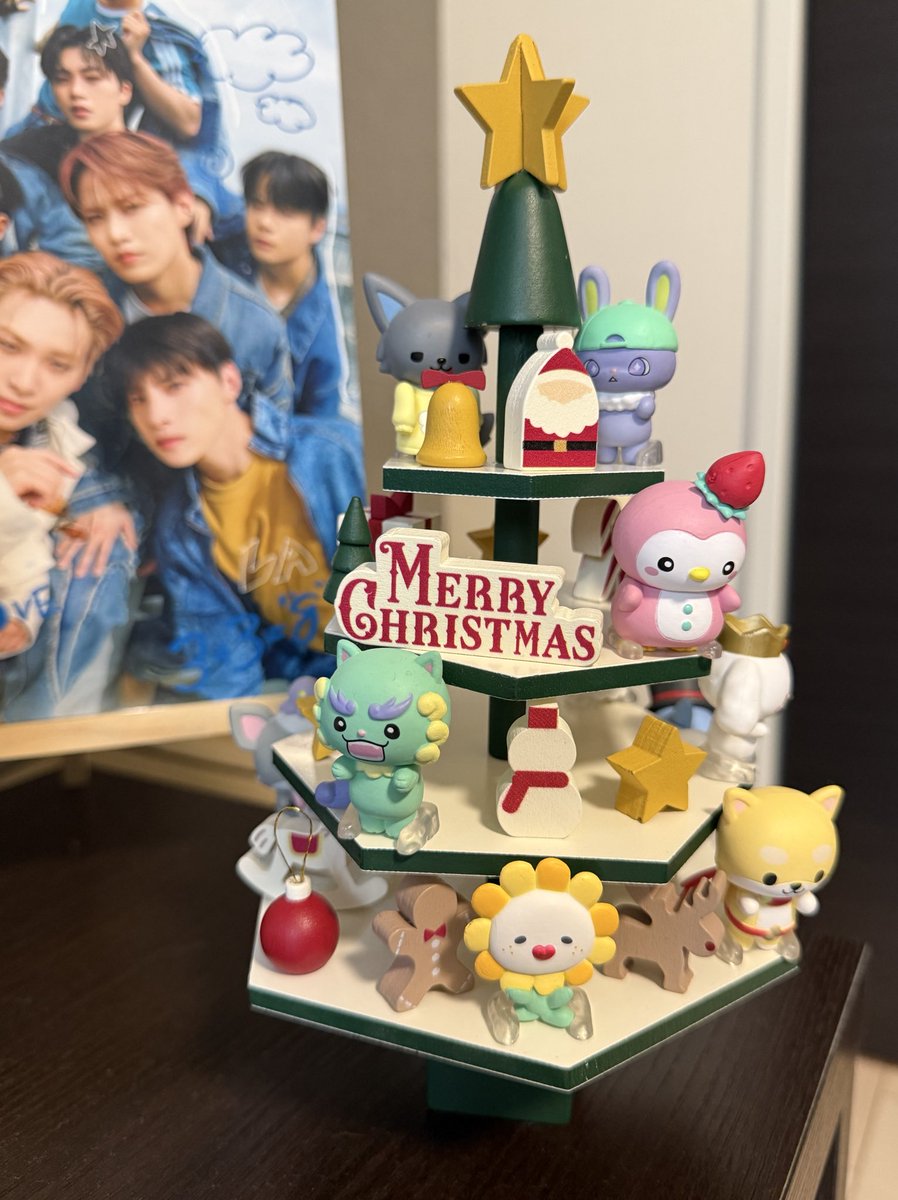 kimajam_jamjam's tweet photo. スリコの組み立てツリーに乗せてみたらかなり可愛い🎄
大きさ重さ形が色々なので11体でバランス取るのむずかしかった⭐️

#JOCHUM
#JO1
@jo1xsanrio https://t.co/OrtIM3cPBk