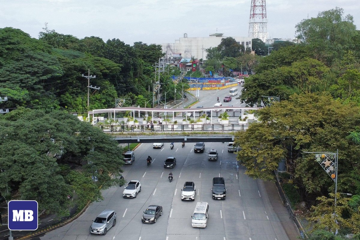 manilabulletin's tweet photo. LOOK: Photos show the newly built “Elevated Landscape Promenade” connecting Quezon Memorial Circle and the Ninoy Aquino Parks and Wildlife Center on Tuesday, November 11. 

The elevated walkway aims to provide a safe passage for pedestrians and cyclists traveling between the two parks. 

📷: Santi San Juan | MB