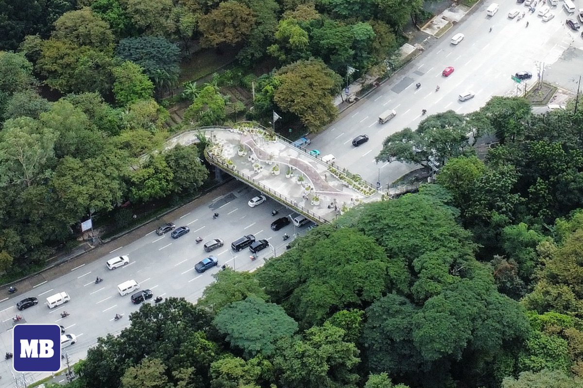 manilabulletin's tweet photo. LOOK: Photos show the newly built “Elevated Landscape Promenade” connecting Quezon Memorial Circle and the Ninoy Aquino Parks and Wildlife Center on Tuesday, November 11. 

The elevated walkway aims to provide a safe passage for pedestrians and cyclists traveling between the two parks. 

📷: Santi San Juan | MB