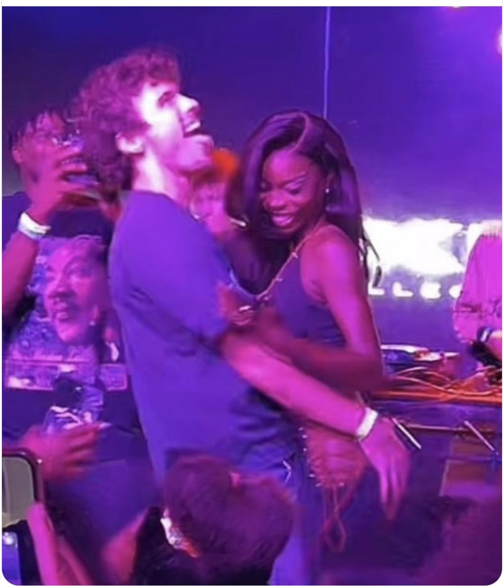 Me and my coworker when the boss isn’t looking lmao😭😭😭