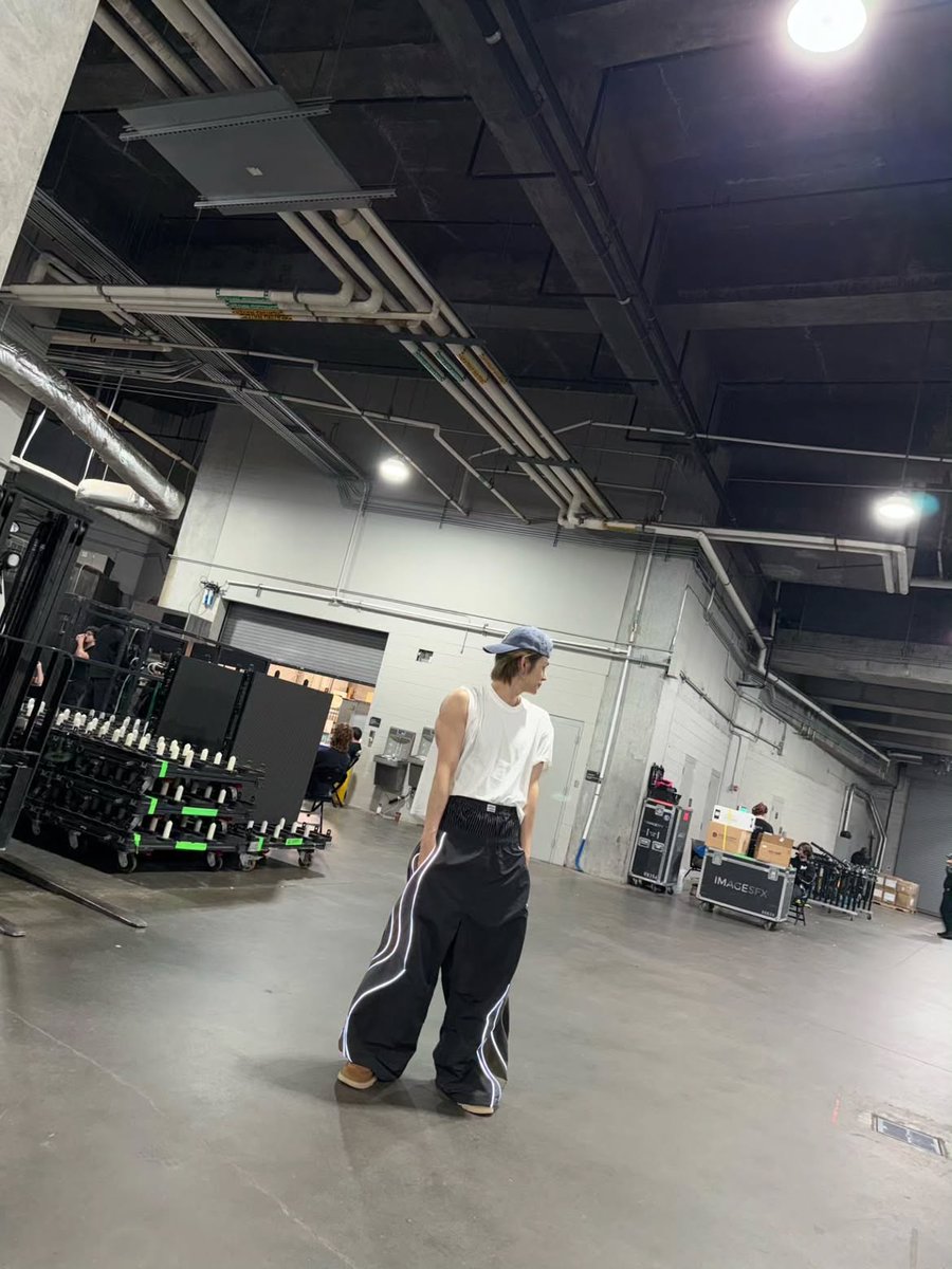 Yawnezn's tweet photo. Backstage hits different when everything slows down for a second. The noise fades, the lights calm and it’s just me catching my breath after all that chaos. Feels good to stand still for a bit, you know? https://t.co/8L8b0tyEW5