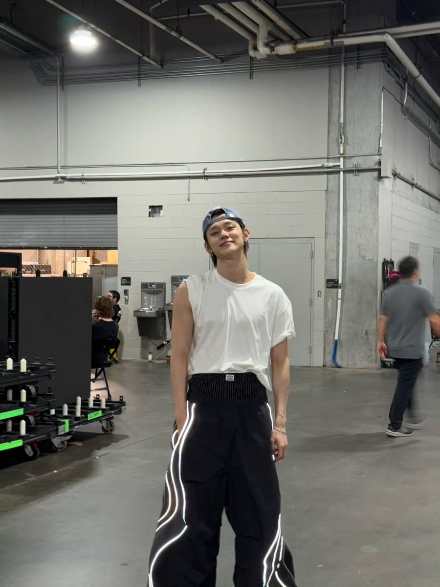 Yawnezn's tweet photo. Backstage hits different when everything slows down for a second. The noise fades, the lights calm and it’s just me catching my breath after all that chaos. Feels good to stand still for a bit, you know? https://t.co/8L8b0tyEW5