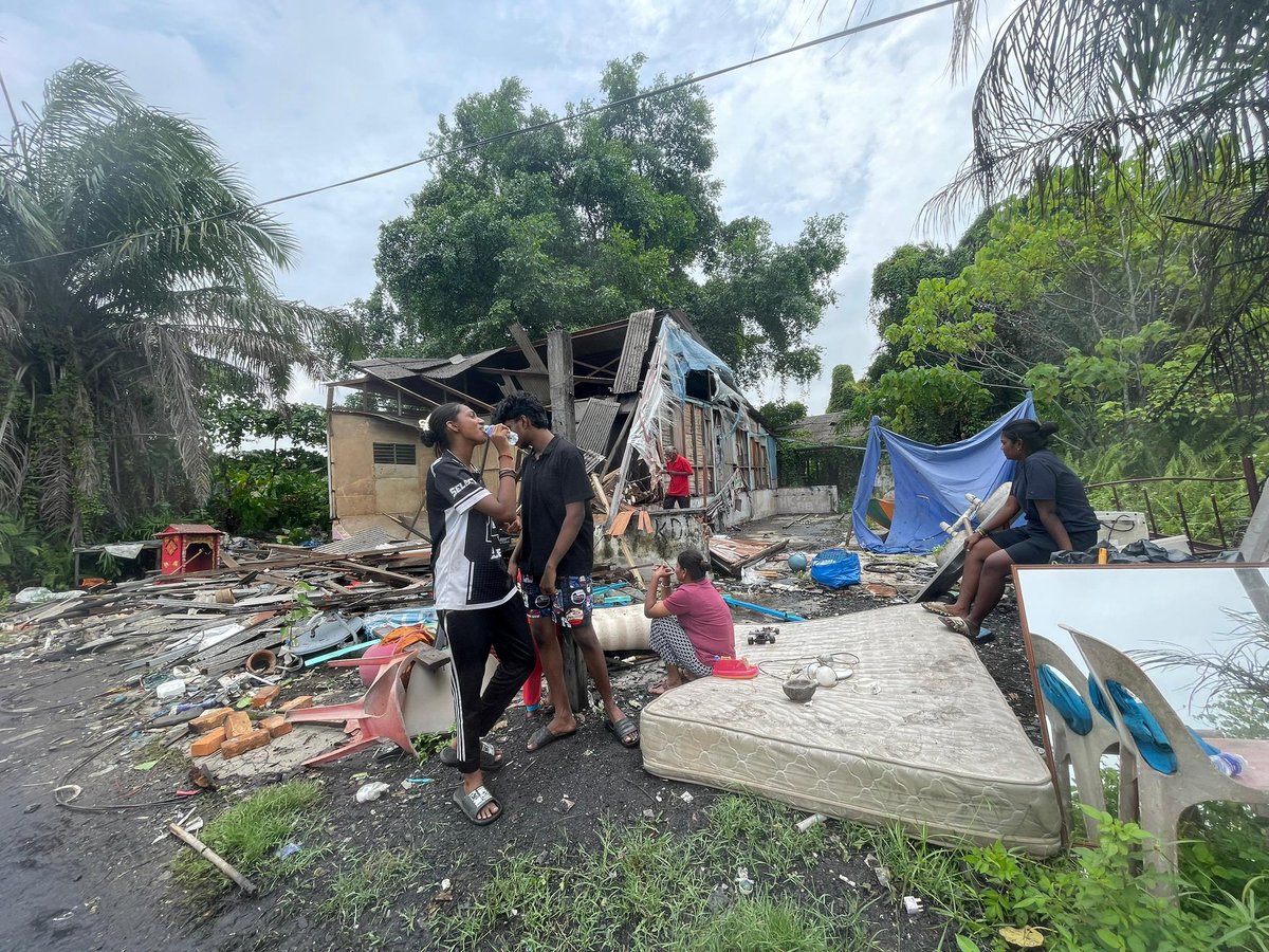 CounterArchon's tweet photo. 2025-11-11
sampai 12:34

Rumah yang masih ada penghuni pun diceroboh oleh pemaju Melati Ehsan. Dorang tiada dah rumah lagi.

@AmirudinShari @anwaribrahim Kenapa pemaju ceroboh rumah yang masih ada penghuni? Apa jadi janji tak roboh rumah yang ada penghuni? https://t.co/HMSdeXfmAI