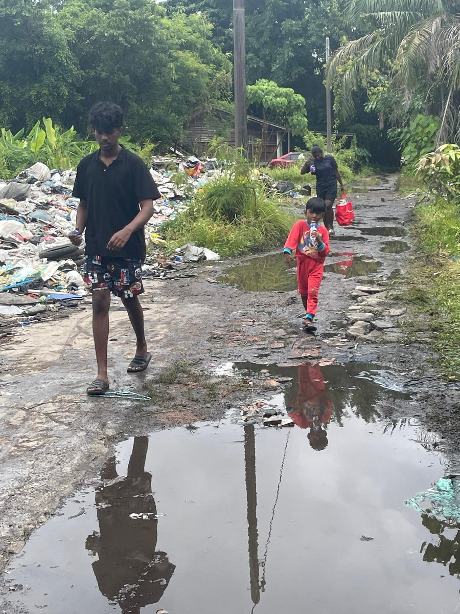 CounterArchon's tweet photo. 2025-11-11
sampai 12:34

Rumah yang masih ada penghuni pun diceroboh oleh pemaju Melati Ehsan. Dorang tiada dah rumah lagi.

@AmirudinShari @anwaribrahim Kenapa pemaju ceroboh rumah yang masih ada penghuni? Apa jadi janji tak roboh rumah yang ada penghuni? https://t.co/HMSdeXfmAI