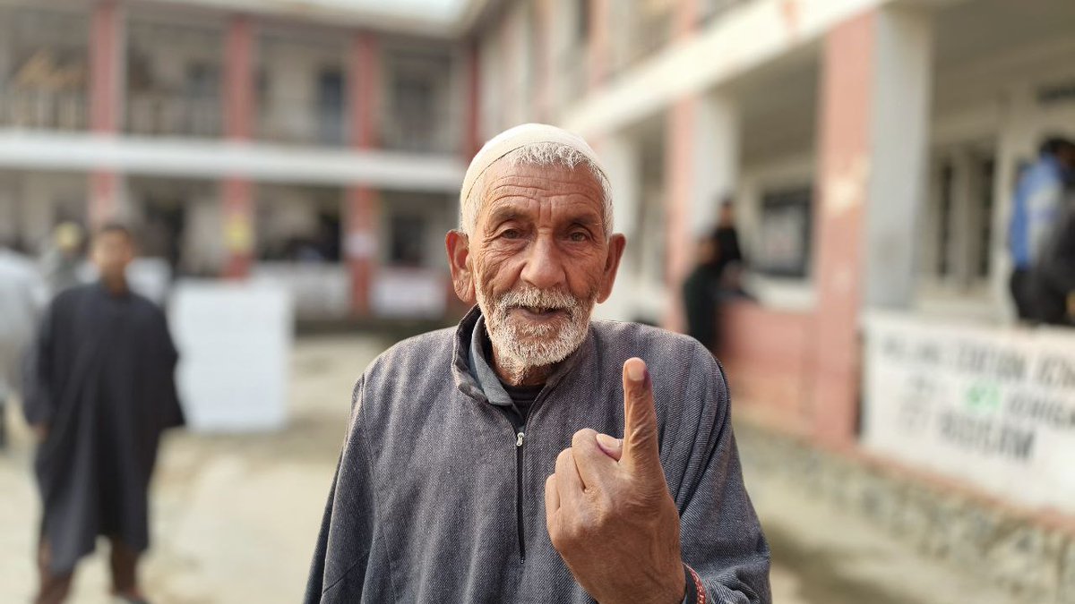 ddnewsSrinagar's tweet image. Pride, participation, and purpose — elderly voters in Budgam make their mark at the polling booths today.
#BudgamByElection2025 #DemocracyAtWork
@PIBSrinagar @MIB_India 
@CM_JnK @OfficeOfLGJandK @AkashvaniAIR 
@diprjk @airnewsalerts @radionews_sgr 
@PIBSrinagar  @ECISVEEP
