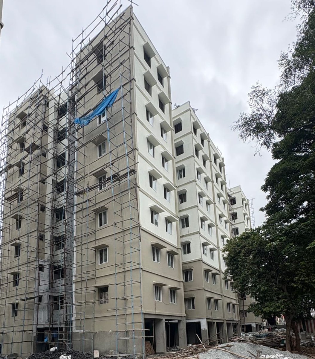 dineshgrao's tweet image. Inspected along with @DCPCentralBCP the nearly completed 128 apartments being constructed at Anand Rao Circle Police Quarters in my constituency.

These modern, well equipped, two bedroom spacious apartments will ensure that our Police Constabulary get comfortable and spacious…