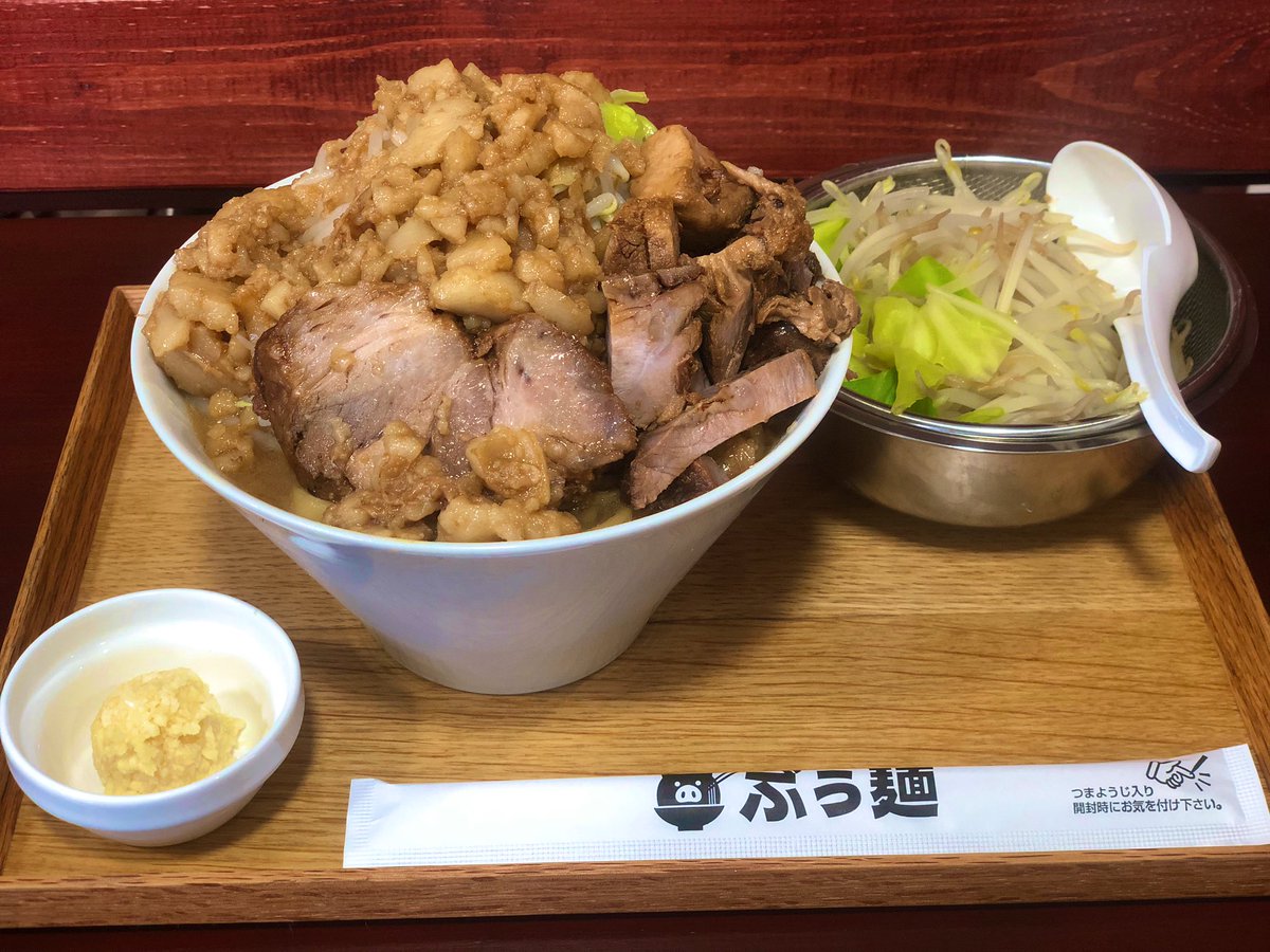 MaRoCAS19's tweet photo. 本日のラーメン🍜
青森県十和田市『ぶぅ麺』
オーダーらーめん大【麺300g、野菜・脂マシマシ、ニンニク別皿、コロぶた】
本日は待ちに待ったオープンの日‼️
到着から着丼まで50分
今回はオープンと言う事でお肉と野菜、脂、豚を増量🐷
ド乳化スープが相変わらずの優しさを堪能完食😋
#ラーメン
#ぶぅ麺 https://t.co/QYvr0N2FXT