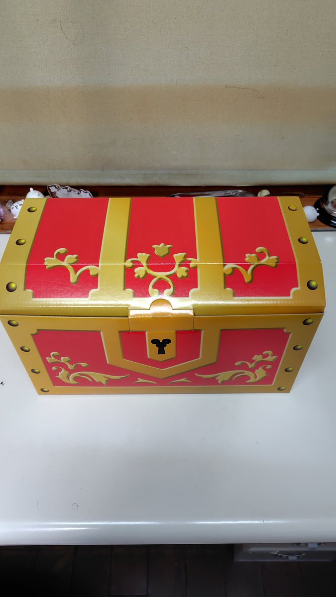 himejibeta's tweet photo. 元スタッフから30周年のお祝いの宝箱が届いたのですが、開けたらミミックが出てきてザラキかけられないかビビってます😅

#ドラクエ
#ザラキかけられたら即◯ https://t.co/StHHkGoA2T