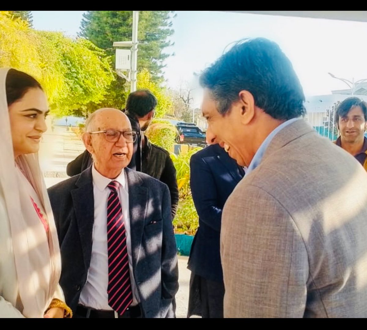 ایک عہد تمام ہوا ! 
مسلم لیگ ن ایک حقیقی معلم جمہوری وژن زیرک ساتھی سے محروم ہو گئی۔ قائد نوازشریف کے جان نثار ساتھی  انکل سینٹر عرفان صدیقی میرے استاد اور محسن ت ہمیشہ میری رہنمائی اور پل کا کردار ادا کیا۔اللہ انکی اگلی منزل آسان کرے آمین