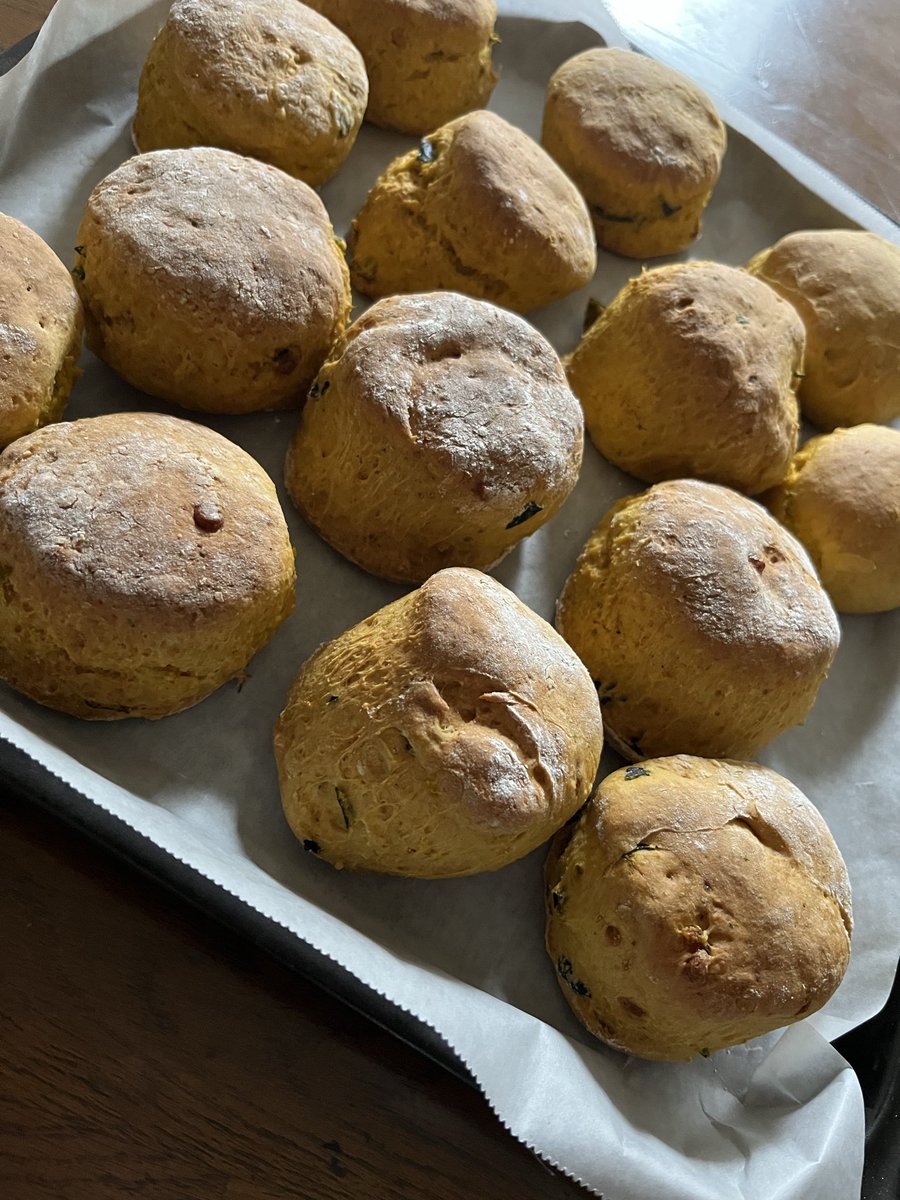 maimaikatatumur's tweet image. 今日から依頼頑張る💪とか言ってましたが、ウソです🤥

カボチャのスコーン作っていました。
美味しくできました。タハー！