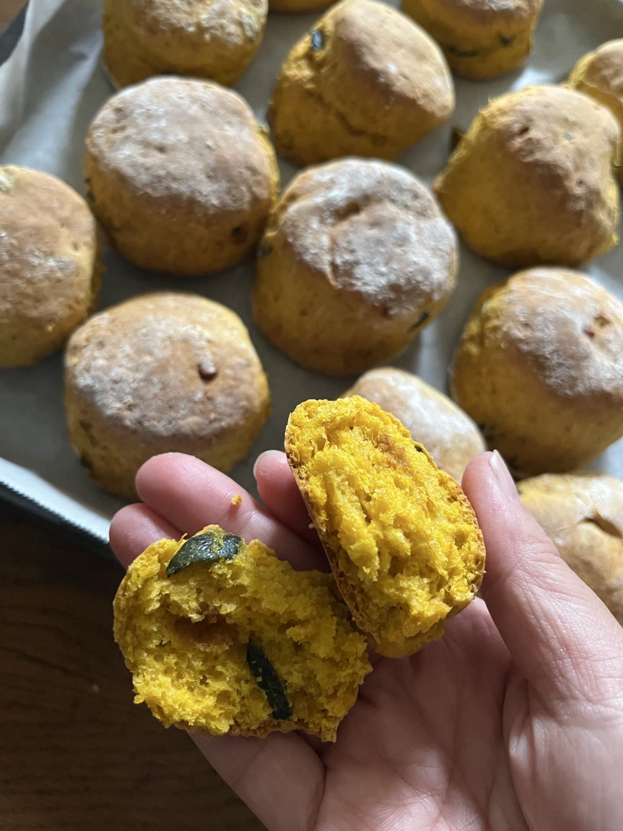 maimaikatatumur's tweet image. 今日から依頼頑張る💪とか言ってましたが、ウソです🤥

カボチャのスコーン作っていました。
美味しくできました。タハー！