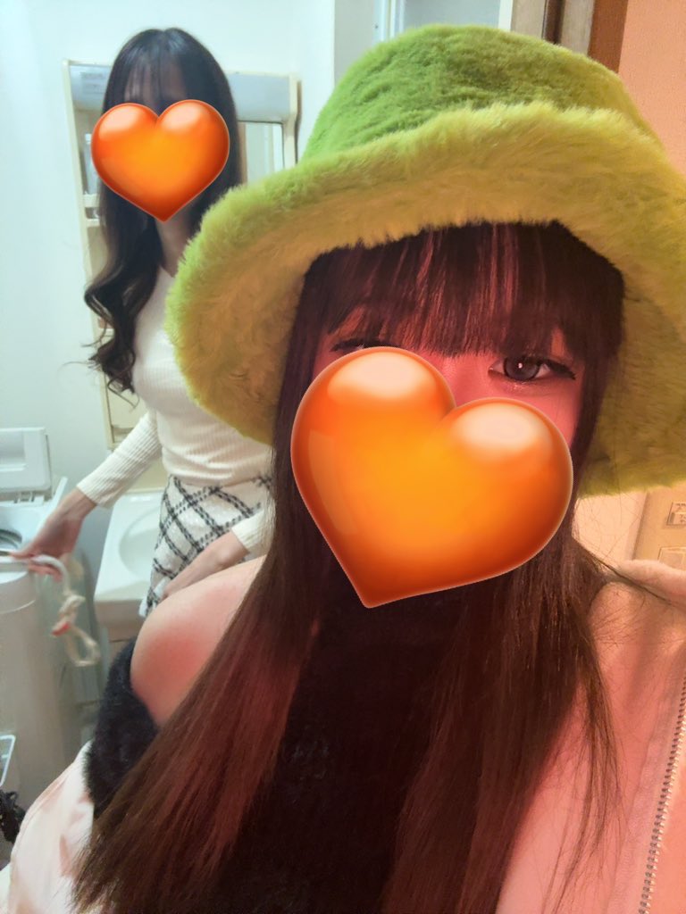 vvv_0222's tweet photo. POPUP4日目🪽たかさきさんに会うために買った緑バケハ被ってひとりだと寂しいからお友達を呼び出し向かいます https://t.co/k4tP2736S7