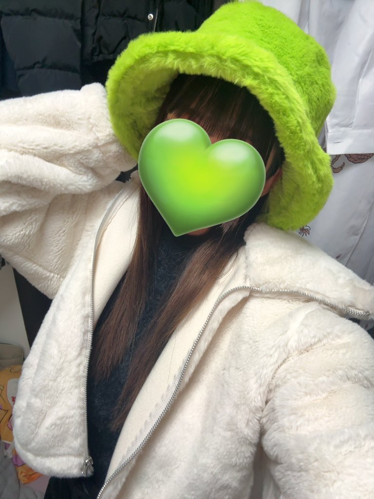 vvv_0222's tweet photo. POPUP4日目🪽たかさきさんに会うために買った緑バケハ被ってひとりだと寂しいからお友達を呼び出し向かいます https://t.co/k4tP2736S7