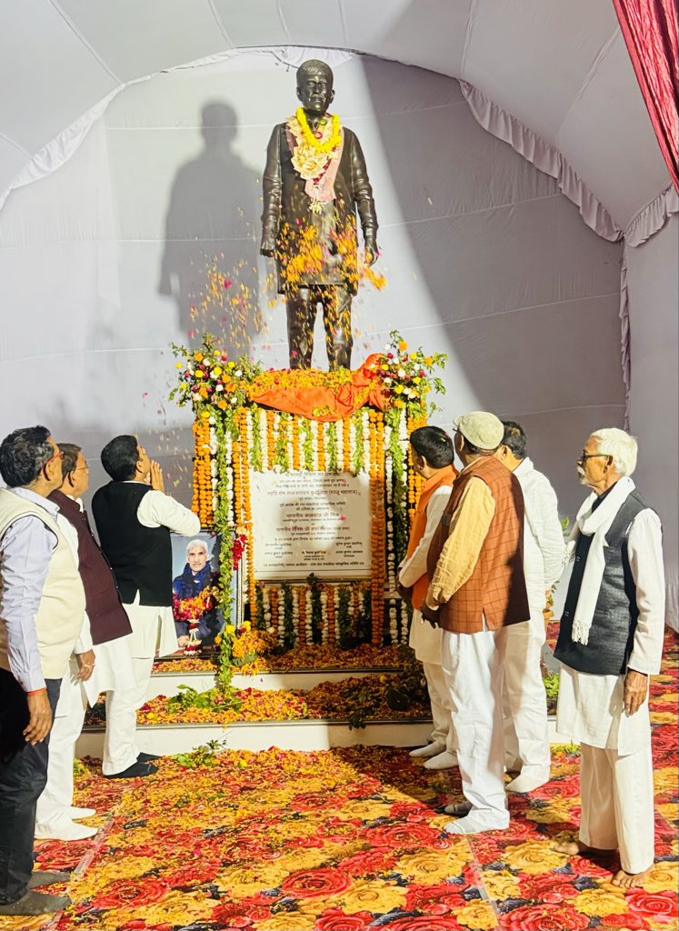 HMRPushpendra's tweet image. पूर्व सांसद,विधायक स्वर्गीय श्री राज नारायण बुधौलिया जी की प्रतिमा के अनावरण के अवसर पर...                                                                                              
#akhilesh_yadav 
#dimple_yadav
#dharmendrayadav
#samajwadi_party
#syamlalpal
#@highlight