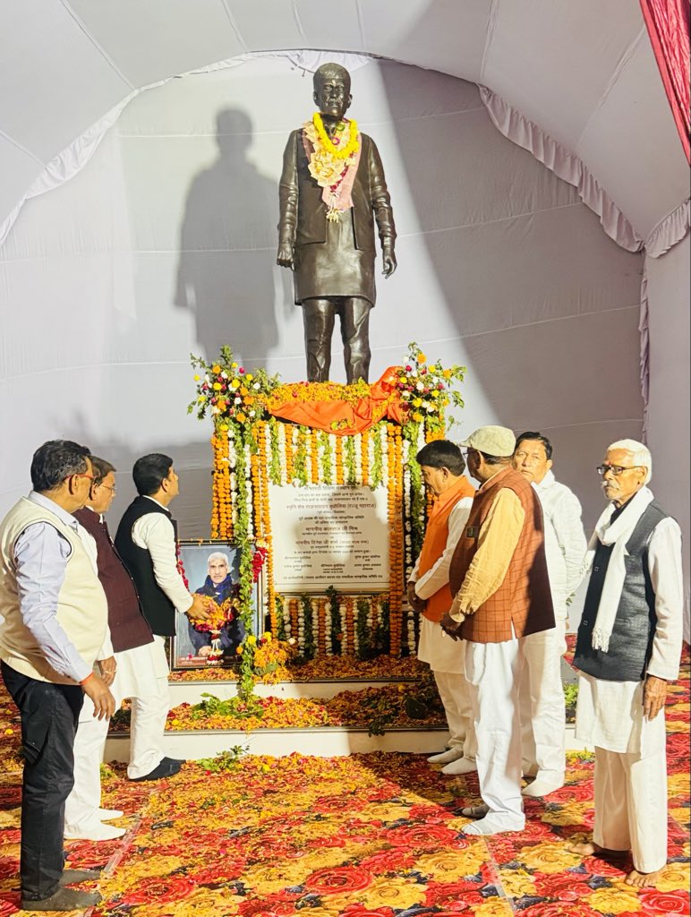 HMRPushpendra's tweet image. पूर्व सांसद,विधायक स्वर्गीय श्री राज नारायण बुधौलिया जी की प्रतिमा के अनावरण के अवसर पर...                                                                                              
#akhilesh_yadav 
#dimple_yadav
#dharmendrayadav
#samajwadi_party
#syamlalpal
#@highlight