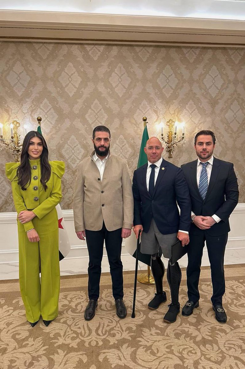 og4zkagan's tweet image. Şara’yı kim giydiriyor, gerçekten çok merak ediyorum. Adam Sinbad Şavurma’nın sahibi gibi giyinmiş. Bari bunu düzgün yapabilselerdi...