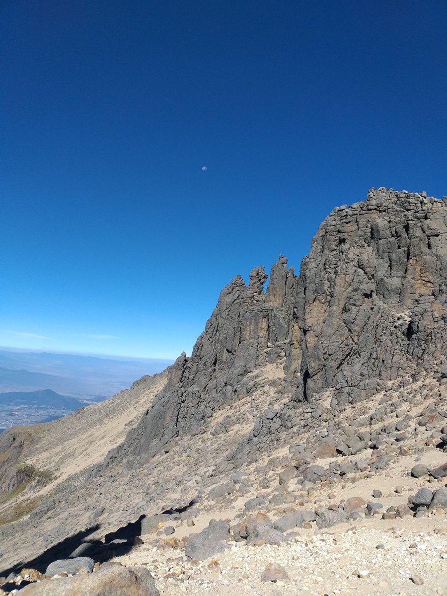 amantedelvolcan's tweet photo. La luna y la Iztaccíhuatl en el tercer portillo el día de ayer 💙 https://t.co/dZVrgxeOPG