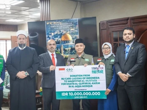 nu_online's tweet photo. NU Care LAZISNU menyalurkan bantuan senilai Rp10 miliar untuk para pengkhatam Al-Qur'an di Masjid Al-Aqsha. https://t.co/C6fafjZK6b https://t.co/gnV6zYmDCQ
