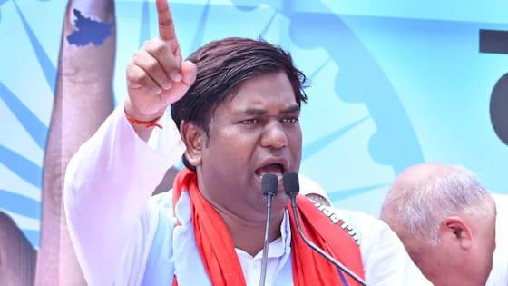 RJD पार्टी का रिकार्ड है, पहले जातियवाद परिवारवाद को आगे बढ़ाना लालू का परिवार ने
मुकेश सहनी की कमजोर नस पकड़ रखी है कि जैसे ही वो थोड़ा हिलते-डुलते हैं उन्हें दबा दिया जाता है। बीते घटनाक्रमों में आप देखेंगे तो महागठबंधन में सबसे ज़्यादा मुकेश सहनी को ही दबाया गया है। मुकेश सहनी