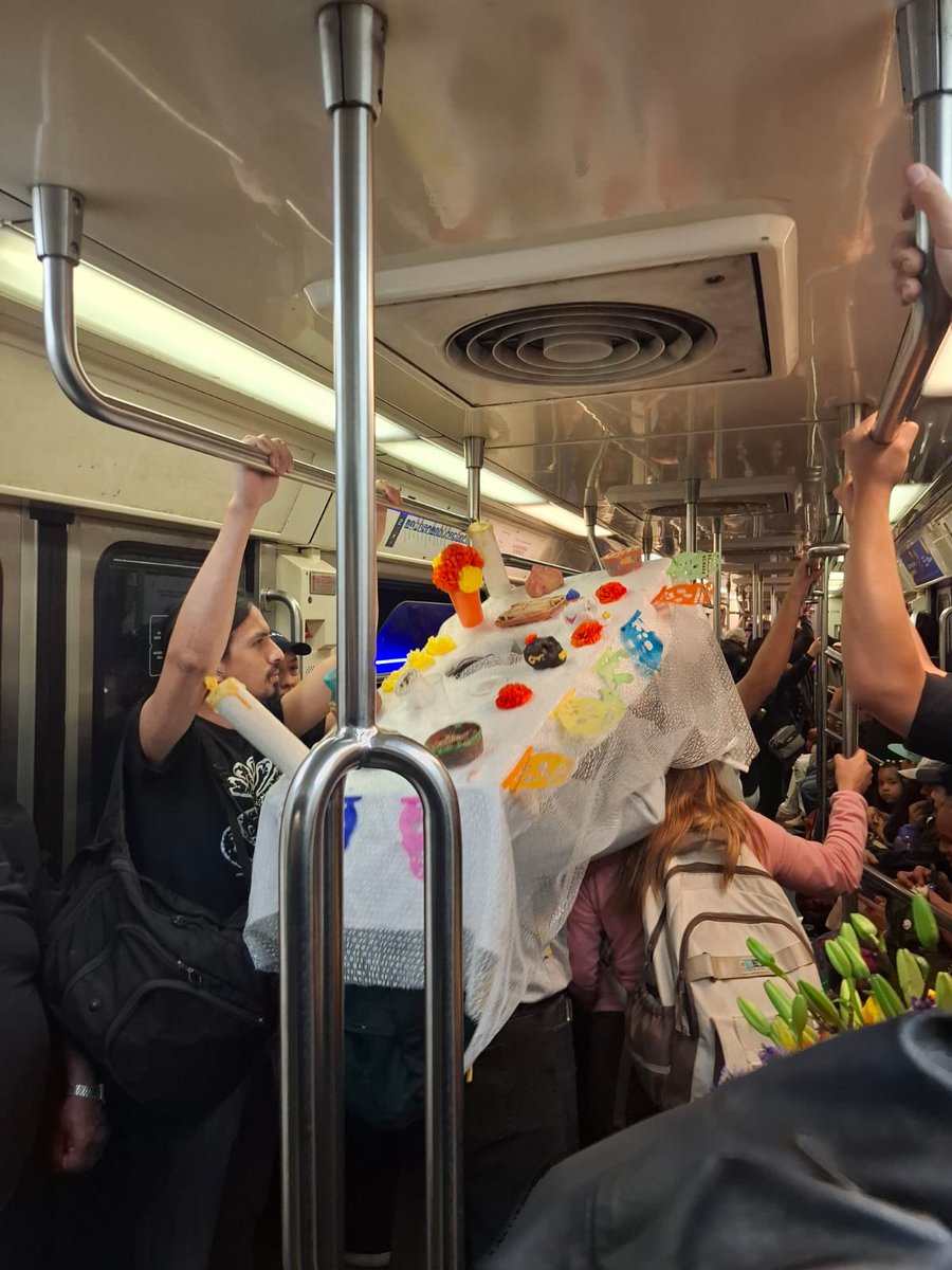 algo que me gusta mucho de mi esposo es que me manda fotos de cosas que ve cuando va en el metro. me las manda sin contexto, sin ninguna info, es su extrañísimo lenguaje del amor.