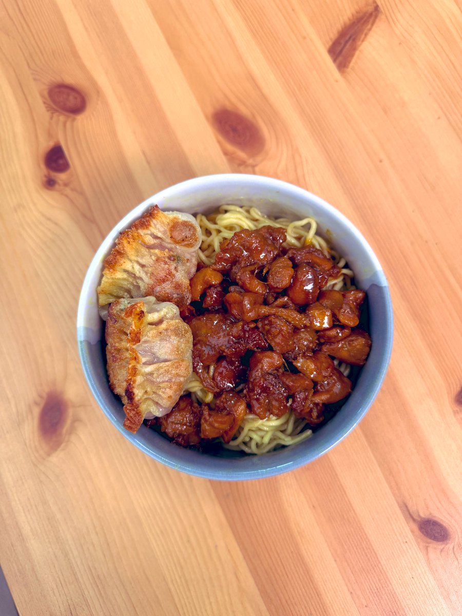 sellaps's tweet photo. Mie ayammmm mix gyoza🤤🤤🤤 https://t.co/Gy1mWxf5Nq