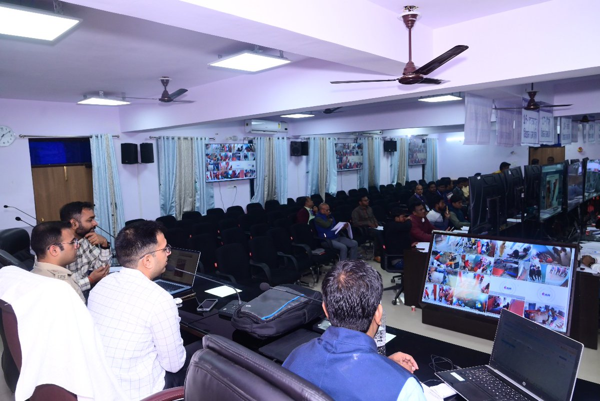 जिलाधिकारी एवं पुलिस अधीक्षक महोदय के द्वारा डॉ राजेंद्र प्रसाद सभागार में बनाए गए वेब कास्टिंग कक्ष का निरीक्षण किया गया। जिला के सभी 4095 मतदान केंद्रों का लाइव वेब कास्टिंग कराया जा रहा है, जिसके मॉनिटरिंग के लिए  केंद्रीकृत नियंत्रण कक्ष बनाया गया है। <a href="/CEOBihar/">Chief Electoral Officer, Bihar</a>