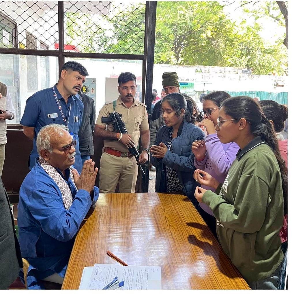 शिक्षा विभाग में 1.19 लाख पद खाली हैं!!

माननीय शिक्षा मंत्री जी का कहना हैं कि नई भर्तियों के लिए हमारे पास बजट नहीं है!!

क्या राजस्थान में शिक्षा विभाग का बेड़ा ग़र्क करके ही बजट को बचाया जाएगा!!

<a href="/BJP4Rajasthan/">BJP Rajasthan</a> बेशर्मी की चादर ओढ़कर सरकार के धक्का दे रहे हैं!!

<a href="/BaBarS0007/">bAbA rS 🚜</a>