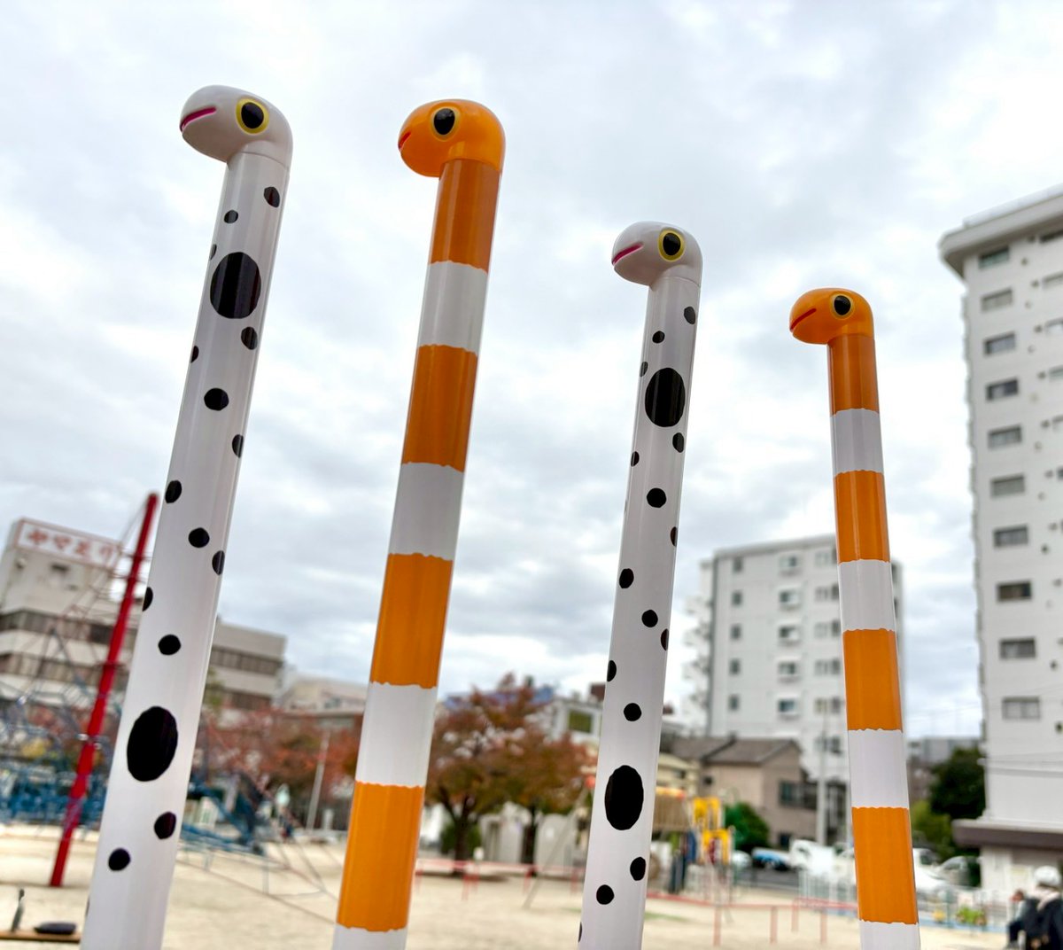 \今日はチンアナゴの日/
ということで、弊社のぶーぶースティックたちを
連れて近所の公園へ散歩してきました～⚓️
＃水族館 ＃玩具 #チンアナゴの日
2025.11.11