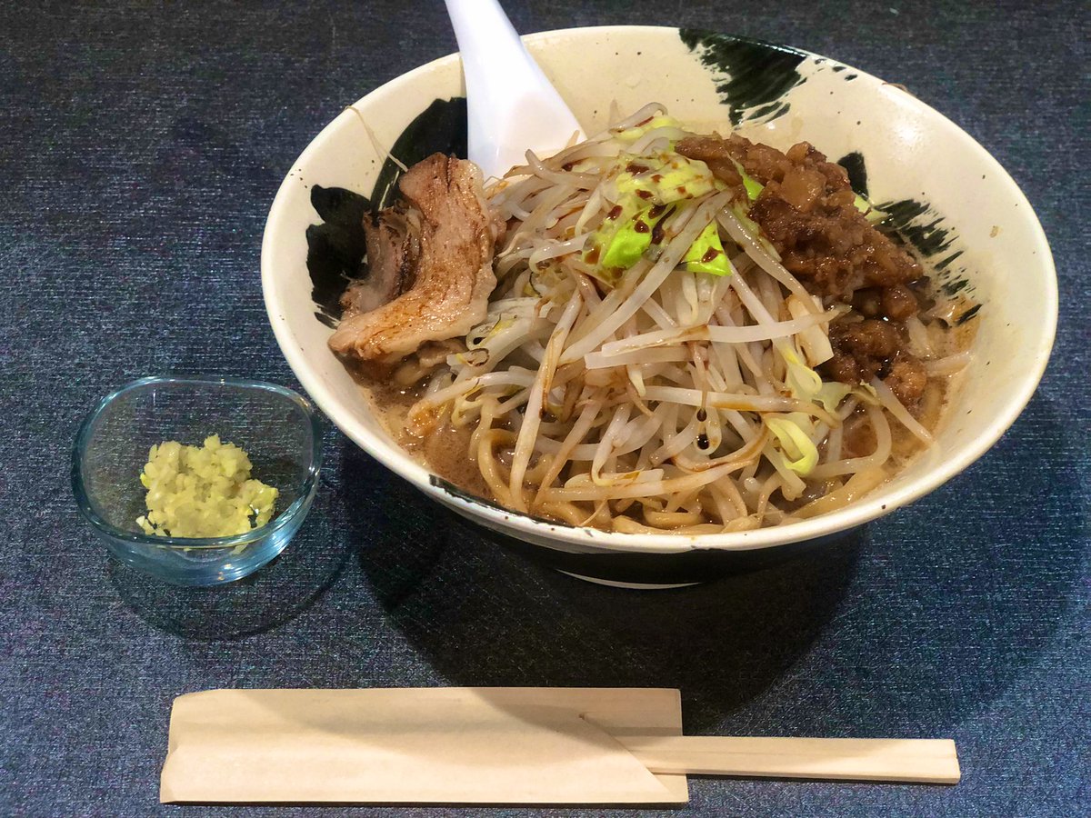 MaRoCAS19's tweet photo. 本日のラーメン2🍜
青森県十和田市『ラーメンバーマチネ』
オーダー特製ラーメン【麺200g、野菜マシ��鬼カタ、ニンニク別皿】　
気付いたらここへ足が向いてました😆
まさかの連食🤣
なんか食べ足りなくて🤭
近場で摂取出来てるのはありがたい✨
しっかり良い個性の一杯🍜を堪能😋
#ラーメン
#Matinee https://t.co/nFzG7O4Hxk