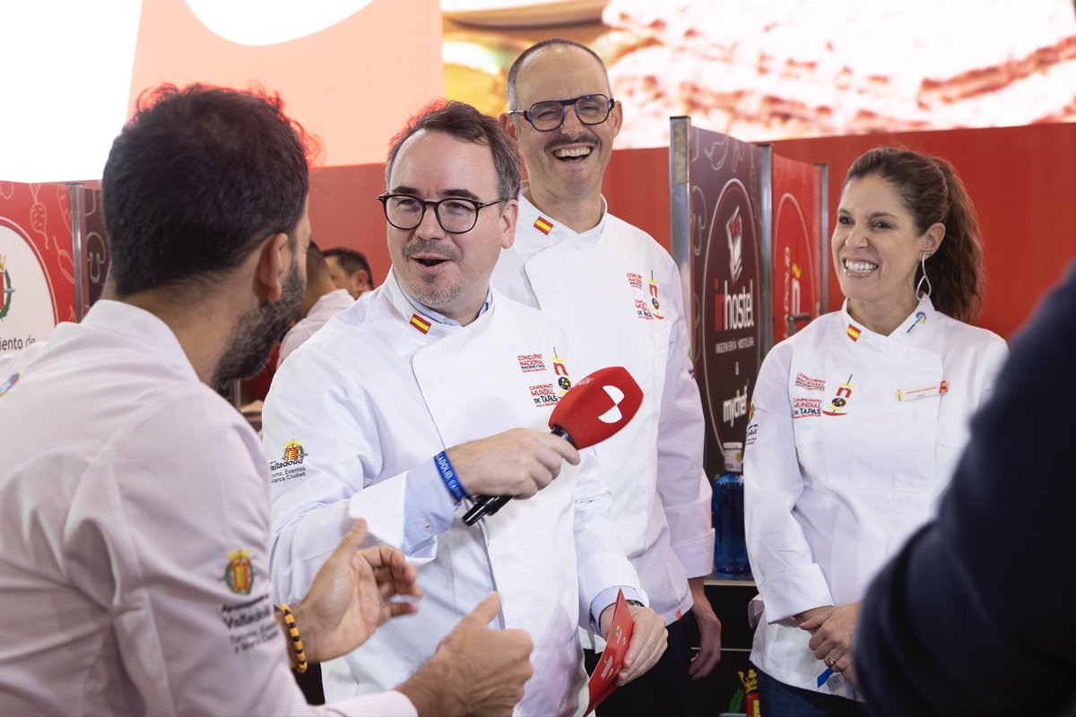 spainistapas's tweet photo. Gracias a nuestro jurado del primer día por su entrega, profesionalidad y pasión 👏✨

Su mirada experta, su criterio y su compromiso con la excelencia han marcado el ritmo de esta primera jornada del XXI Concurso Nacional de Pinchos y Tapas Ciudad de Valladolid. https://t.co/FlaqlWZFcI