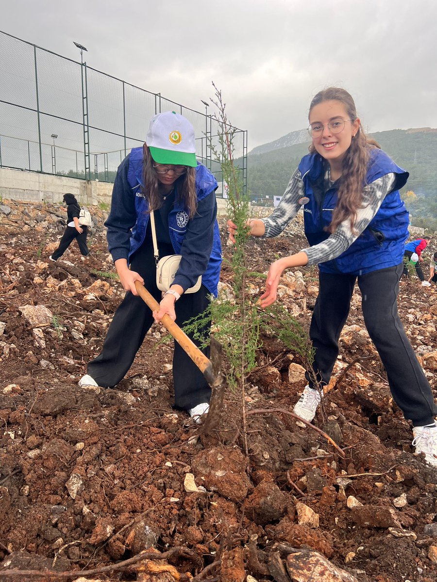 11 Kasım Milli Ağaçlandırma Günü kapsamında gönüllü gençlerimizle fidanlarımızı toprakla buluşturduk.
Bugün diktiğimiz her fidan, yarının nefesi… 🌱🌳”