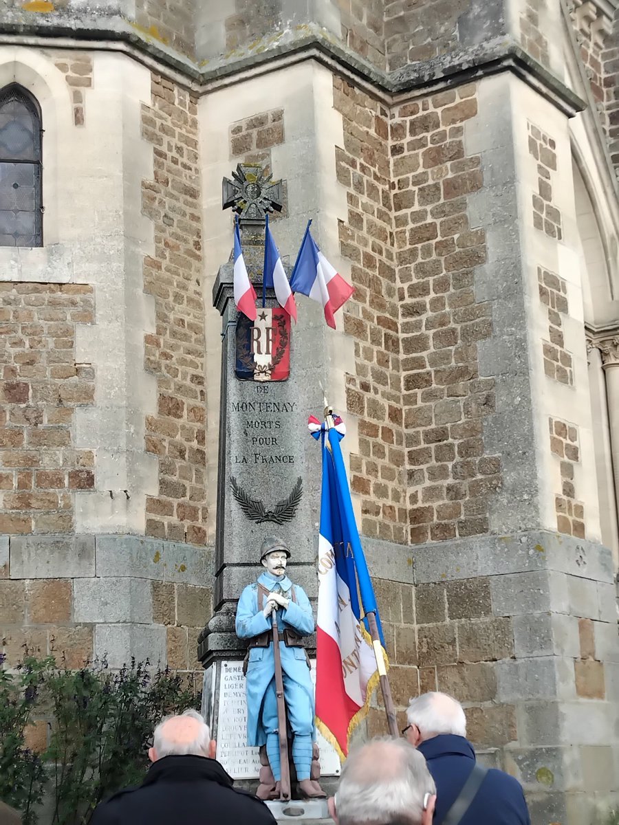 🕊️ Commémoration du 11 novembre à Montenay. 
Hommage et devoir de mémoire envers celles et ceux qui sont morts pour la France.
Pensée particulière pour le Bleuet de France, symbole du souvenir et de la solidarité.
N’oublions jamais leur sacrifice. 🇫🇷