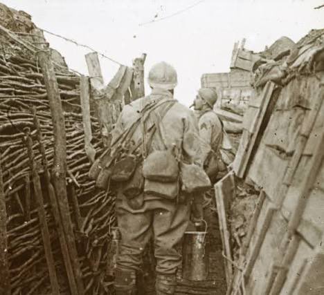 C’hwi ‘ c’hwenno an douar. 
A-benn Gouel an Nedeleg
Me ‘vo distro d’ar gêr,
Adarre gant va c’hezeg,
E-kreiz va farkeier.
Tremenet ar bloaz nevez,
Tremenet Mezheven,
An ozhac’h d’e diegezh
Ne zistroio biken...
Ne falc’ho mui ar gwinizh
Dindan an heol laouen,