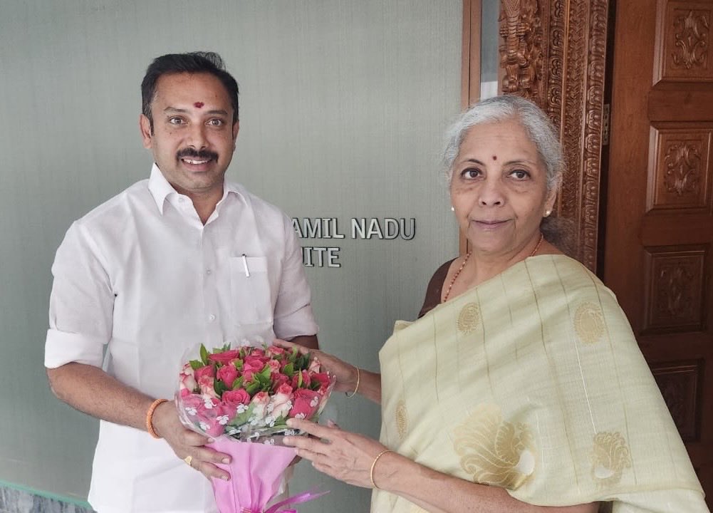 கோவையில் பல்வேறு  நிகழ்ச்சிகளில் கலந்து கொள்ள இன்று வருகை தந்த மாண்புமிகு மத்திய நிதியமைச்சர் திருமதி. நிர்மலா சீதாராமன் அவர்களை மரியாதை நிமித்தமாக சந்தித்தேன்.

<a href="/nsitharaman/">Nirmala Sitharaman</a>