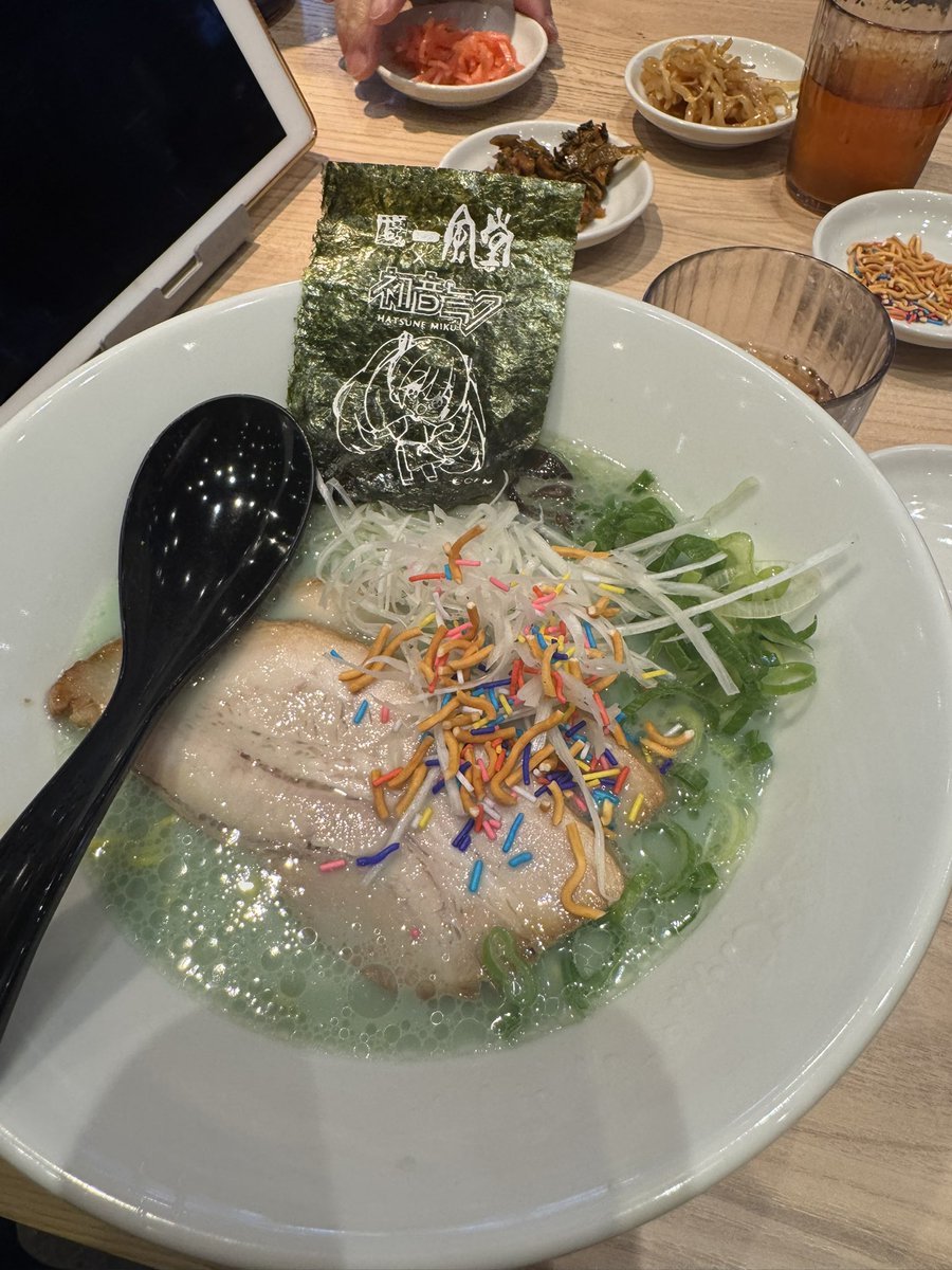 YunaYamakawa's tweet photo. 🍜初音ミク×一風堂コラボラーメン食べてきた!
スープの色にびっくり…!まさかのミクカラー💙✨
味も見た目もインパクト抜群で、テンション上がった〜!
#ミクラーメン #一風堂 #初音ミク #39plus1 #ラーメン好き
え、スープ青いんだけど!?!?💙 https://t.co/rmj9lQjFlS