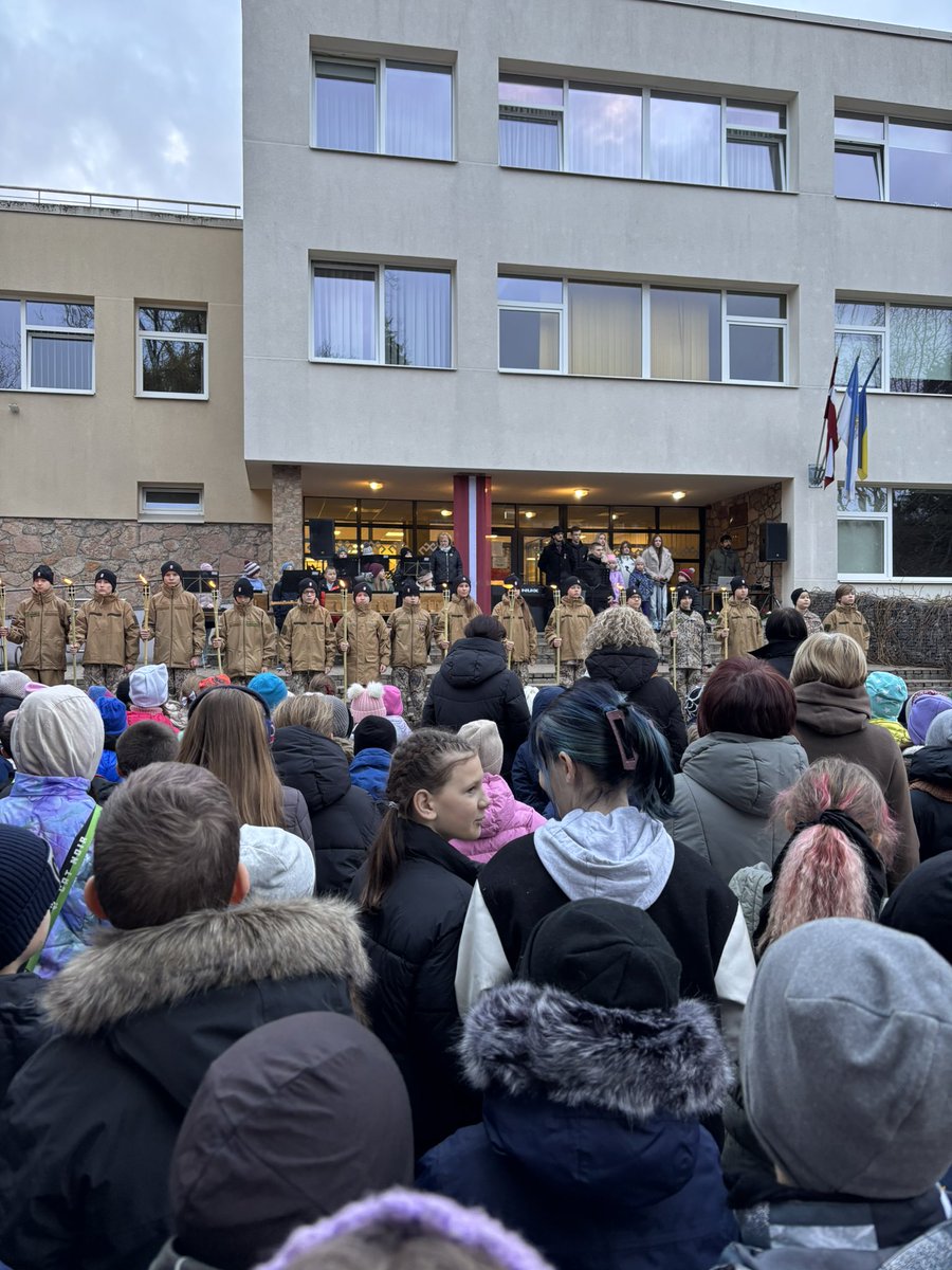 abaguzins's tweet photo. 🇱🇻 Šodien atceramies un godinām mūsu tautas varoņus! 
Šogad 11. novembris man jaunā lomā - kā skolotājam skolā, kur jaunsargi stāv sargājot mūsu vērtības.
Saules mūžu Latvijai!❤️
#latvija #latvijas11 #lacplesadiena https://t.co/yJNoj5pZIY