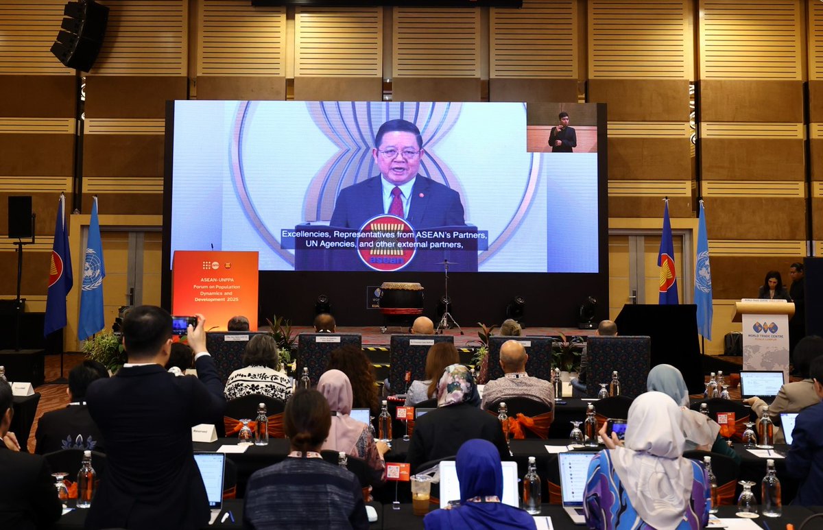 UNFPAAsiaPac's tweet image. Investing in girls’ health and education = stronger families, stronger societies, stronger economies.

The @ASEAN–@UNFPA Forum on #PopulationDynamics and Development spotlighted the power of rights-based demographic policies for #SoutheastAsia’s future.

Read more:…