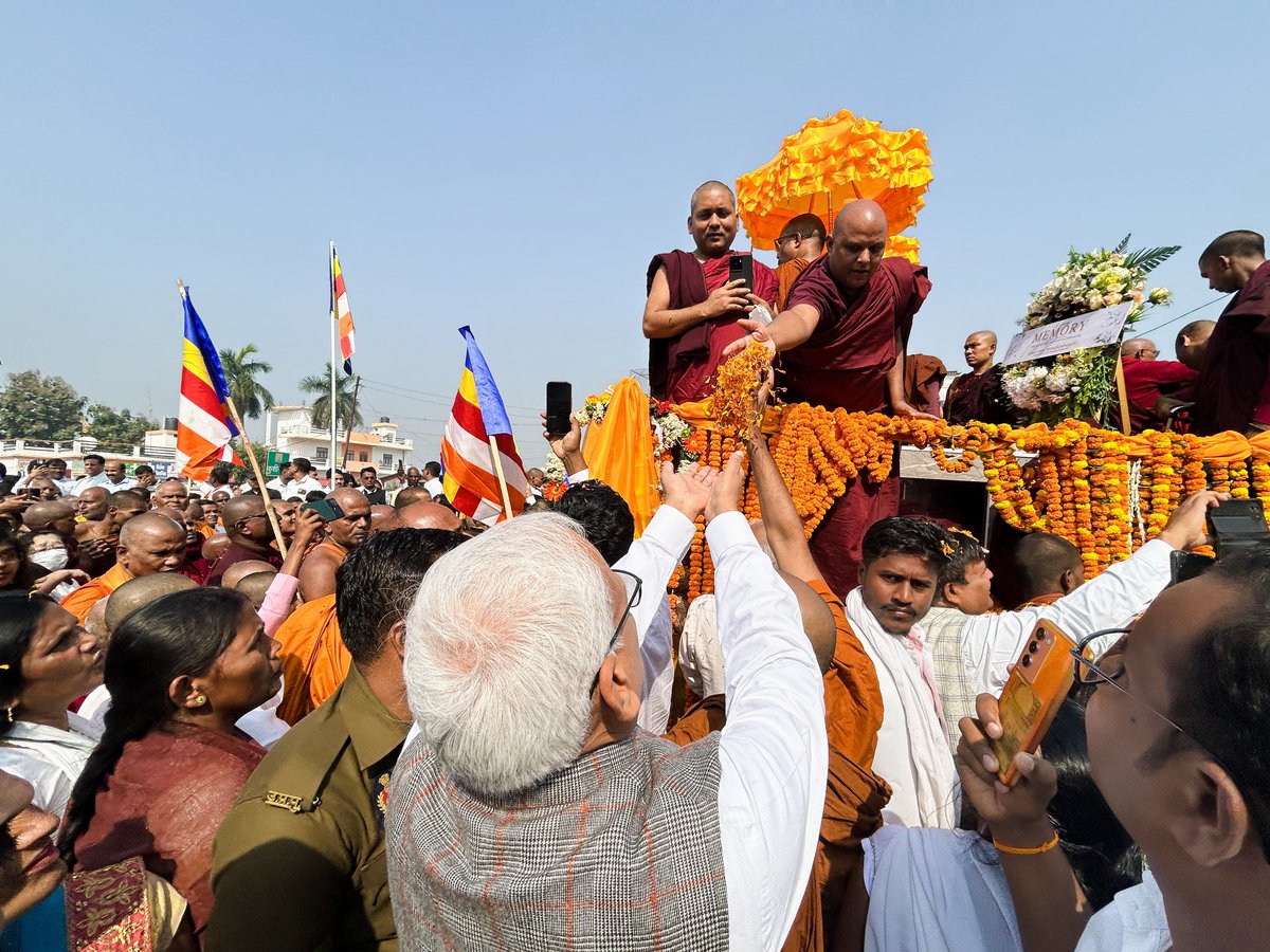 JAP4India's tweet photo. पूज्यनीय गुरु जी (भदन्त ज्ञानेश्वर महास्थवीर) जी की तथागत बुद्ध  की महापरिनिर्वाण स्थली कुशीनगर में शवयात्रा में शामिल हुए जन अधिकार पार्टी संस्थापक व सांसद माननीय बाबू सिंह कुशवाहा जी साथ में राष्ट्रीय अध्यक्ष श्रीमती शिवकन्या कुशवाहा जी। https://t.co/L7zYq4uXYq
