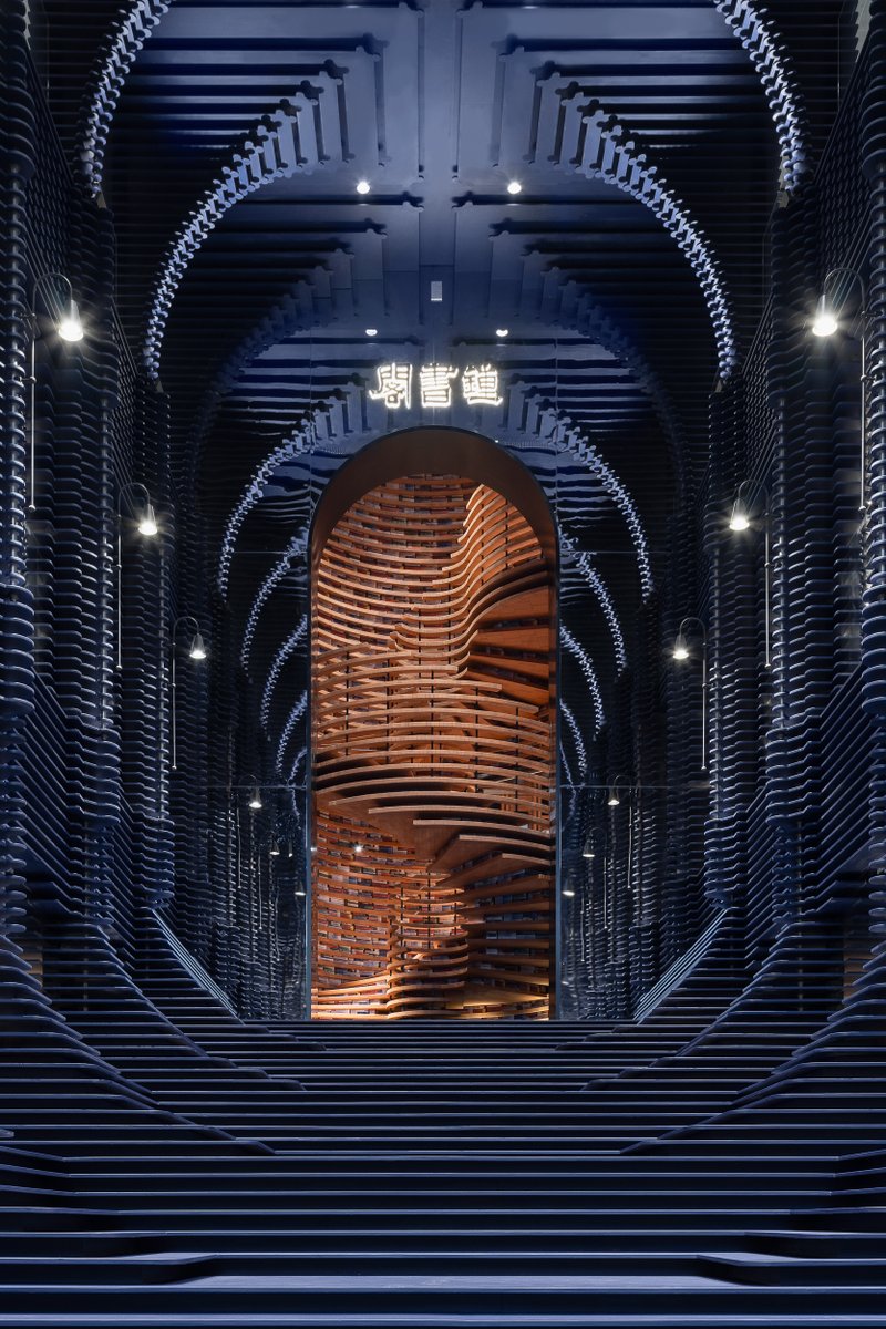axismag's tweet image. 建築設計スタジオX+Livingが、中国・天津のイタリア風地区に書店「鐘書閣」を設計しました。約40万個の特注レンガとスチールで構成された「彫刻的書架」が特徴です。
axismag.jp/posts/2025/11/…