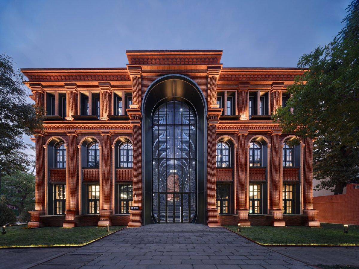 axismag's tweet image. 建築設計スタジオX+Livingが、中国・天津のイタリア風地区に書店「鐘書閣」を設計しました。約40万個の特注レンガとスチールで構成された「彫刻的書架」が特徴です。
axismag.jp/posts/2025/11/…