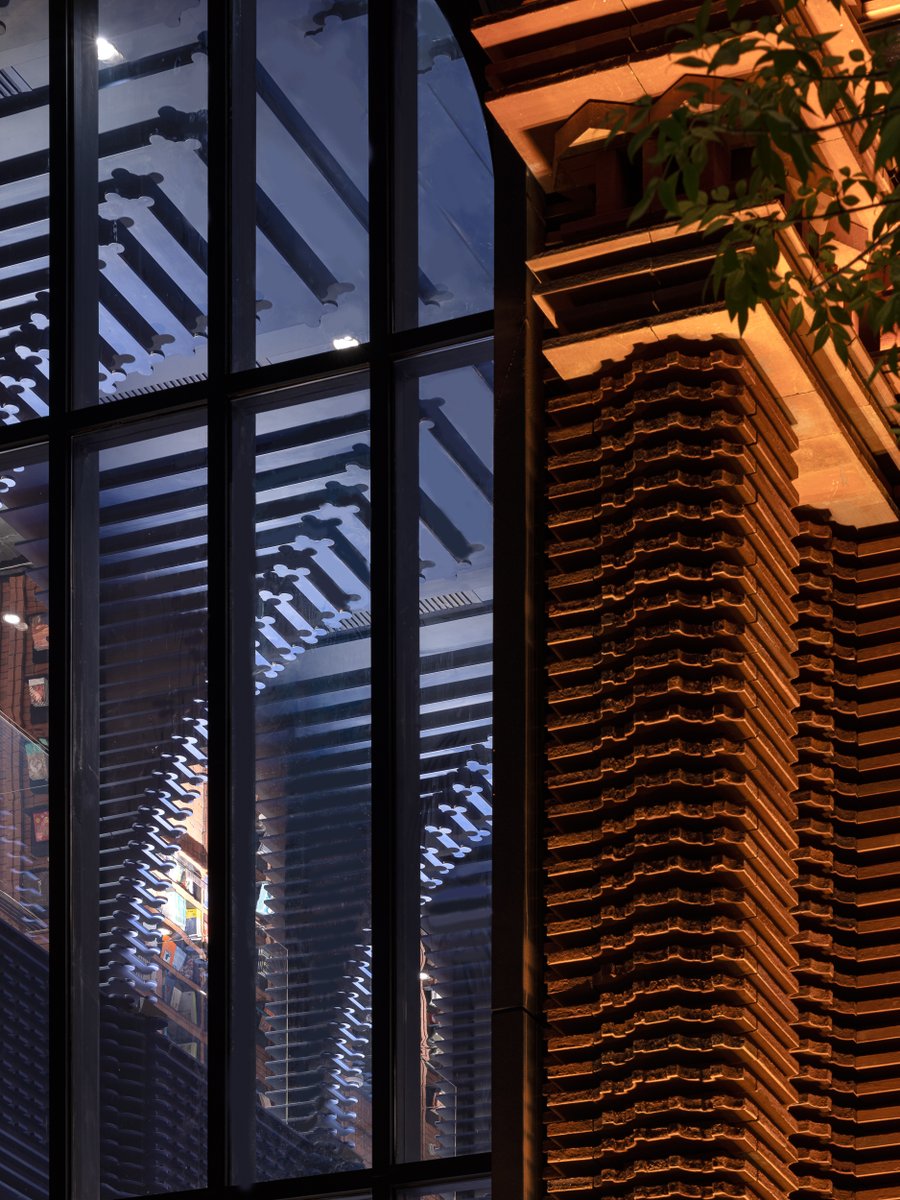 axismag's tweet image. 建築設計スタジオX+Livingが、中国・天津のイタリア風地区に書店「鐘書閣」を設計しました。約40万個の特注レンガとスチールで構成された「彫刻的書架」が特徴です。
axismag.jp/posts/2025/11/…