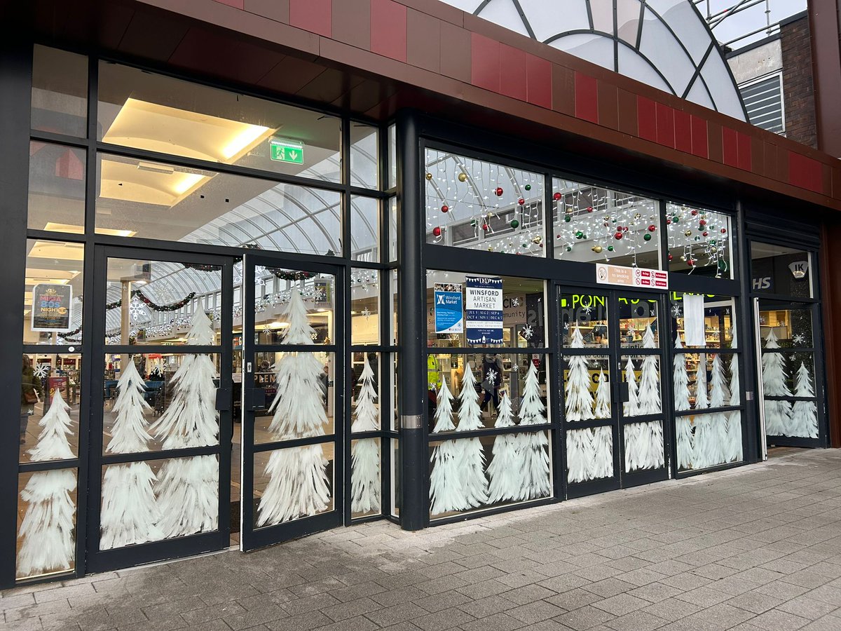Our windows have had a merry makeover! @carahickeyartist has been busy creating wintery scenes on windows around the centre. There's a range of Christmas characters and snowy trees to get you in the festive spirit. 🎄❄️

Come down and see if you can spot them all ☃️