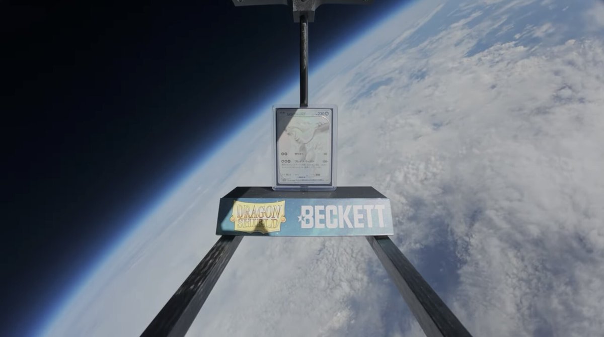 JVCom's tweet image. Une carte Pokemon envoyée dans l’espace !

La société de classement de cartes Beckett s'est associée au fabricant d'accessoires Dragon Shield pour tester les étuis de protection de ce dernier. 
La carte a été fixée à un dispositif spécial monté sur un vaisseau spatial.

Elle a…