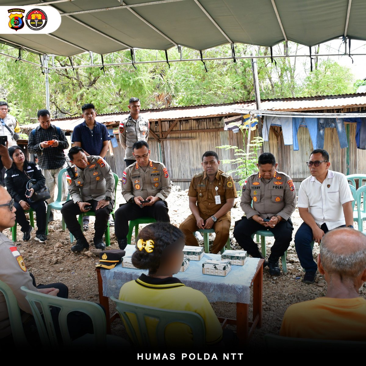 humas_polda_ntt's tweet photo. Sobat Humas Polri
.
.
.
Di tengah maraknya kasus TPPO di Indonesia Timur, jajaran Polda NTT menunjukkan kepedulian nyata dengan mengunjungi korban TPPO, Erna Verawati Tenis, di Kelurahan Kelapa Lima, Kota Kupang.
#PoldaNTT #ZeroTPPO #PolriPresisi #AntiPerdaganganOrang https://t.co/TpJUYVS7DR