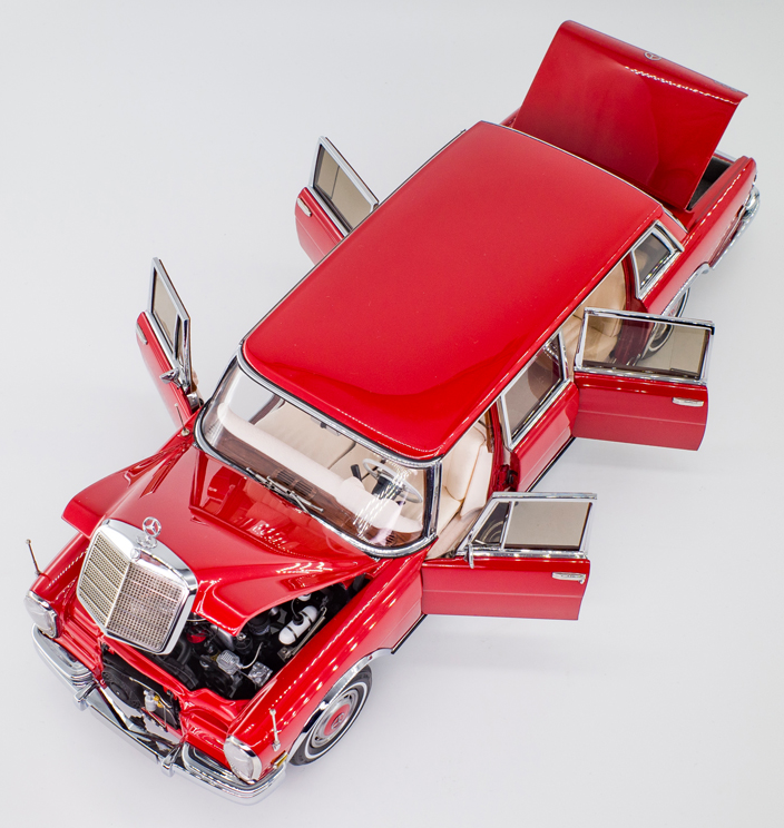 UltimativCars's tweet photo. @Une_miniature @legal_cc @tibollo @TheRaceCase @WeLoveDiecast @The_vintage_guy @andyps1275 @DiecastAddicts @axialarts @PoppaCrispin @WilliamRunyon17 @Bultosherpa158 @DIECASTANDLIFE @leelayton_ @uru2016 @BWDiecast @marcoan7339 Even in 1:18 ... beside the fact, that I'm not the real one was even made in bright red.🤔
#MercedesBenz #MB600 #W100 #Limousine #EWB
#CMC #smallscale #1to18
https://t.co/UGPlelISHh https://t.co/ErfoKdYMTV