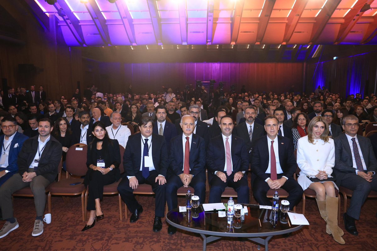 NailOlpak's tweet photo. Go Global Türkiye Zirvesi'ni, Sanayi ve Teknoloji Bakanımız Mehmet Fatih Kacır, Türkiye-ABD İş Konseyi Başkanımız Murat Özyeğin, Endeavor Başkanı Emre Kurttepeli, TAİK Dijital Çalışma Grubu Lideri ve Insider CEO'su Hande Çilingir ile iş dünyası temsilcilerimizin katılımıyla gerçekleştirdik.

Yakın gelecekte #GoGlobalTurkiye'nin, Türk startup ekosistemini küresel fon sağlayıcıları, küresel teknoloji şirketleri ve ana paydaşlarla bir araya getirerek uluslararası alanda startup ekosisteminin gelişimine daha fazla katkı sağlayan bir platform olacağına inancımla, programımızın verimli çıktıları olmasını diliyorum. 

@TCSanayi @mfatihkacir | @deikiletisim @taikofficial | @endeavor_turkey | @useinsider @HandeCilingir

#İşimizTicariDiplomasi