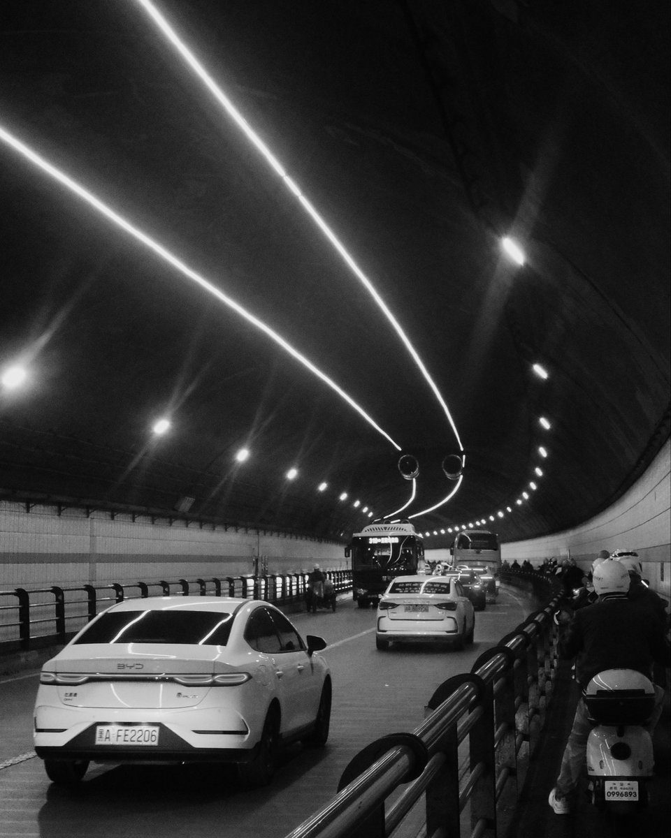stanzy_500's tweet photo. Part of the daily commute #blackandwhite #streetphotography #pgotography #china https://t.co/3TOUl2OwsZ
