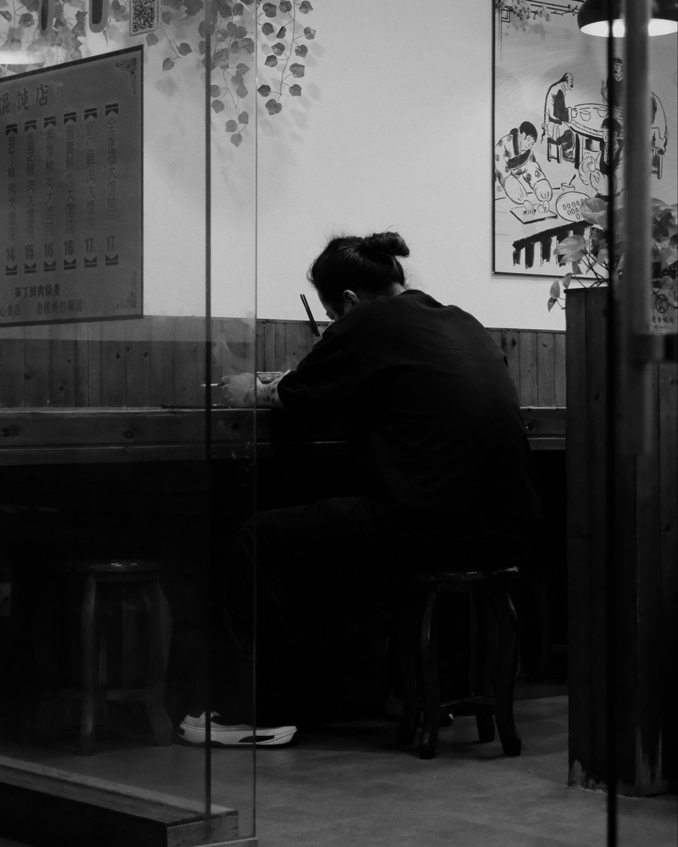 stanzy_500's tweet photo. Part of the daily commute #blackandwhite #streetphotography #pgotography #china https://t.co/3TOUl2OwsZ