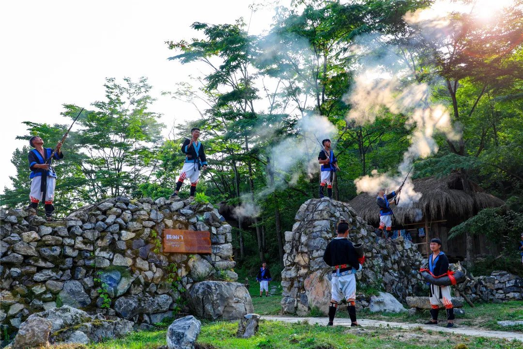 amazingguizhou2's tweet image. 🏕️ Yaoshan Ancient Village: A Century-Old Heritage Hidden in the Mountains

Located in Yao Mountain Yao Ethnic Township, #Libo County, #Guizhou, Yaoshan Ancient Village is home to one of China&apos;s last armed tribes, and the Bai Ku Yao people, who preserve the most complete Yao…