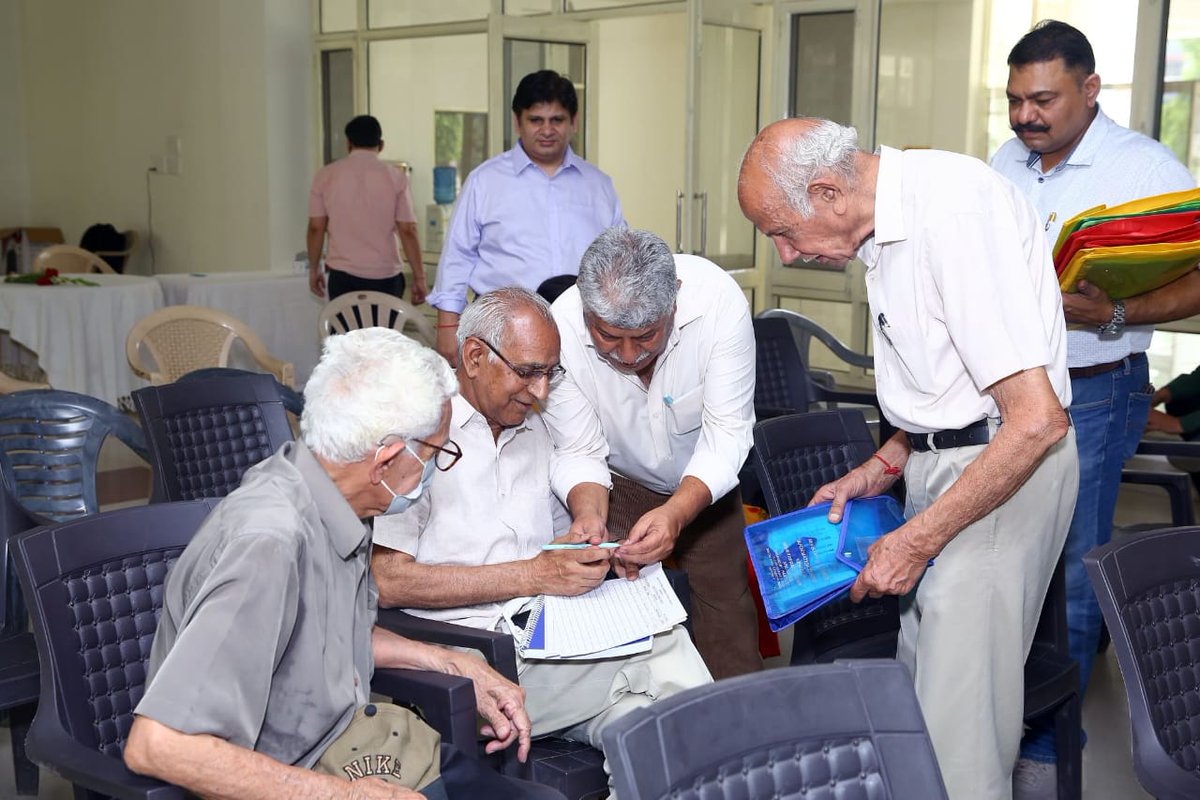 TheHCFIndia's tweet photo. Masti Ki Pathshala: Happy & Healthy Minds Studio 🌿
Spreading smiles & wellness through Healthcare Without Medicines with our seniors at #Faridabad.
Because happiness heals. 💙
🌐 https://t.co/RCSanGxfzA
#MastiKiPathshala #HumanCareFoundation https://t.co/L8u8GorNG4